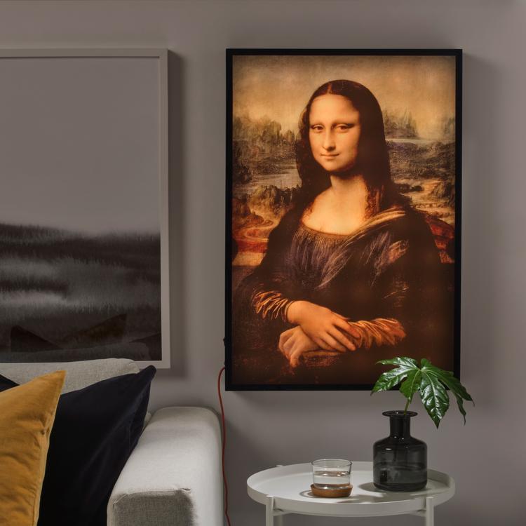 Designeren Virgil Abloh har nemlig skabt en lampe til Ikea, der slet og ret er en reproduktion af ’Mona Lisa’-maleriet med lys i.  Foto: Ikea