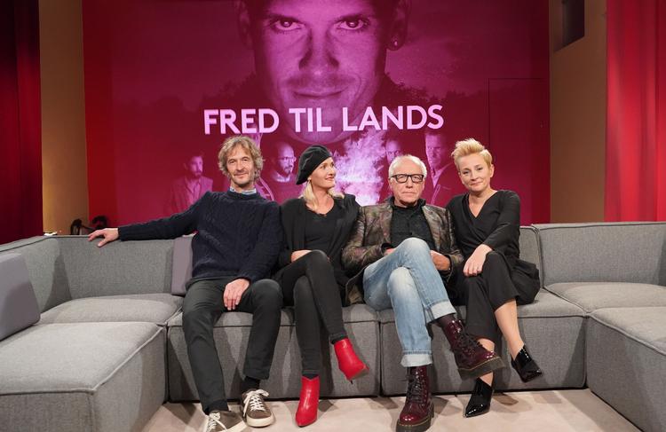 Med Lars Brygman (tv.), Marie Louise Tüxen og Ditlev Tamm i studiet skulle værten Ane Cortzen (th.) nå omkring de tre deltageres oplevelse af tre værker i tre forskellige genrer og nå at tale lidt om vores forhold til døden på 28 minutter.   Foto: DR