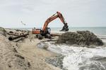 Ved sandfodring på den jyske vestkyst pumper maskinerne store mængder sand ind på stranden, hvor sandet skal fungere som kystbeskyttelse. (arkivfoto) Foto: Casper Dalhoff/POLFOTO