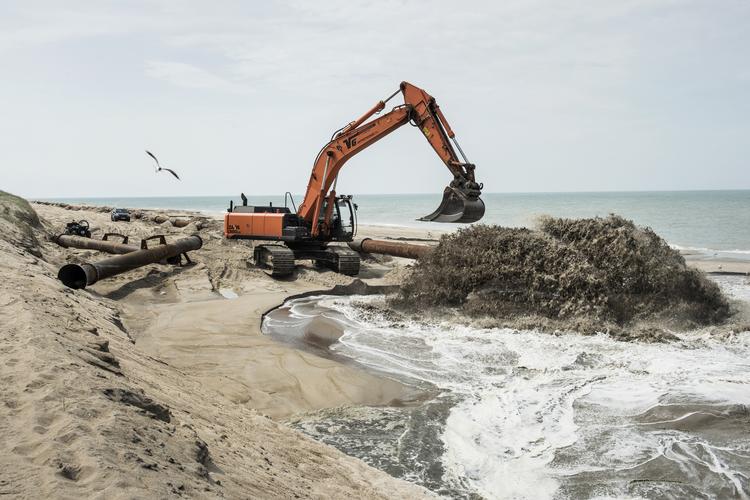 Ved sandfodring på den jyske vestkyst pumper maskinerne store mængder sand ind på stranden, hvor sandet skal fungere som kystbeskyttelse. (arkivfoto) Foto: Casper Dalhoff/POLFOTO