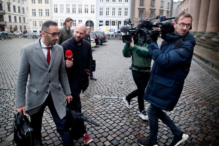 Forsvarsadvokat Nima Nabipour ankom tungt belæsset til fjerde retsmøde i sagen mod svindeltiltalte Britta Nielsen.

   Foto: Jens Dresling/POLFOTO
