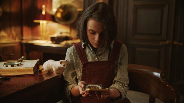 Lyra får et meget sjældent stykke navigationsværktøj, så hun kan klare sig i kampen mod sine fjender.  Foto: HBO