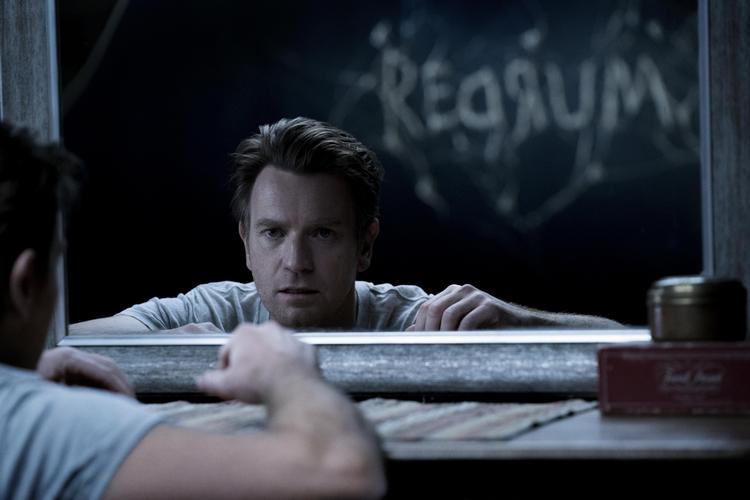I Mike Flanagans 'Doctor Sleep' har Ewan McGregor hovedrollen som overleveren Dan Torrance, der var barn i den 39 år gamle 'Ondskabens hotel'. Anmeldere er uenige om den nye gyser.  