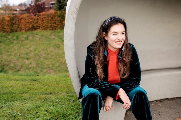 Camilla Due-Frederiksen har radioerfaring fra Radio Køge og DR og er nu vært på Radio4's formiddagsprogram 'Ring til Due' alle hverdage, hvor målet er at inddrage lytterne.  