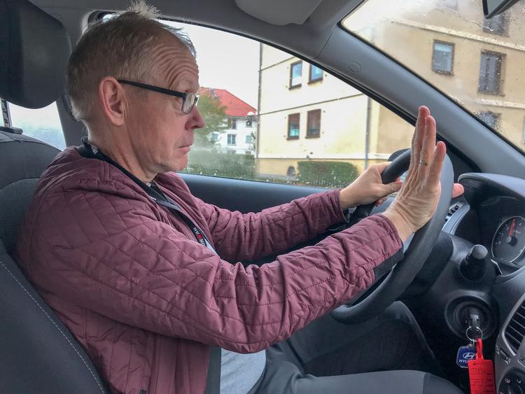 Per Munch har - for sine børns skyld - meldt sig ind i bilisternes klub, hvor man hilser indforstået med løftet håndflade.  Foto: Johanna Munch Skylv