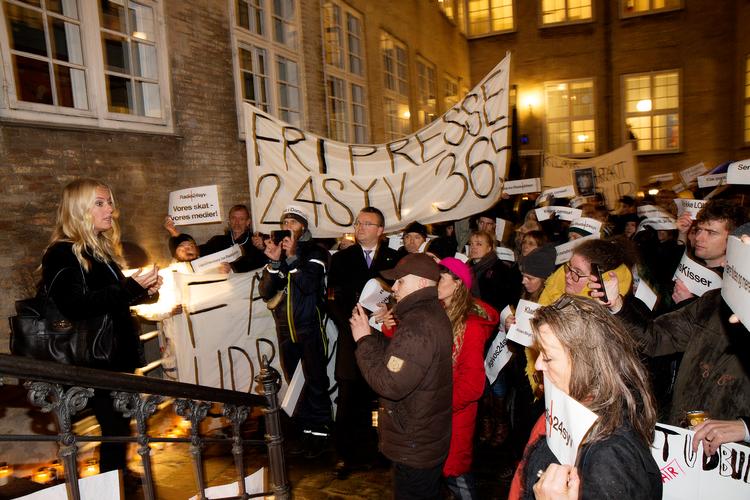 Radio- og tv-nævnet har tirsdag svaret på kritiske spørgsmål fra politikerne i sagen om udbuddet af en ny digital radiokanal. Flere hundrede lyttere var mødt op i protest mod afgørelsen.  Foto: Thomas Borberg/POLFOTO