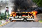 Mexico har de seneste år oplevet en voldsom stigning i antallet af drab, hvilket skyldes en verserende krig blandt landets narkokarteller. På billedet ses en brændende bus efter et sammenstød mellem indsatsstyrker og kartelmedlemmer efter tilbageholdelsen af Ovidio Guzman – søn af den famøse narkobaron Joaquin 'El Chapo' Guzman – i oktober. Arkivfoto Stringer