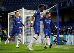 Mason Mount (tv.) og Tammy Abraham (i midten) kunne to gange lykønske Jorgingo efter scoringer mod Ajax.  Foto: John Sibley/Ritzau Scanpix