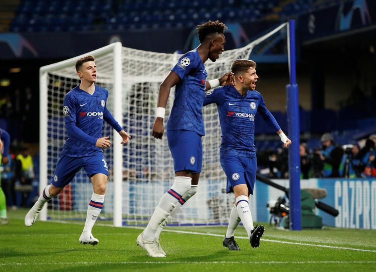 Mason Mount (tv.) og Tammy Abraham (i midten) kunne to gange lykønske Jorgingo efter scoringer mod Ajax.  Foto: John Sibley/Ritzau Scanpix