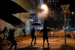 Urolighederne fortsætter i Hongkong. Billedet er fra en konfrontation mellem politi og demonstranter i nat.  Foto: Tyrone Siu/Ritzau Scanpix