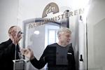 Alternativets Uffe Elbæk og Rasmus Nordquist ankommer til finanslovsforhandlinger i Finansministeriet.
   Foto: Jens Dresling/POLFOTO