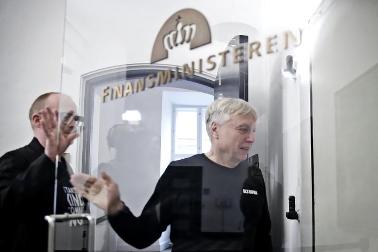 Alternativets Uffe Elbæk og Rasmus Nordquist ankommer til finanslovsforhandlinger i Finansministeriet.
   Foto: Jens Dresling/POLFOTO