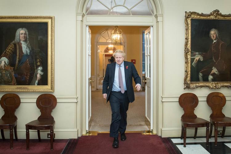 Boris Johnson på vej ud fra mødet med dronningen.  Foto: Stefan Rousseau/Ritzau Scanpix