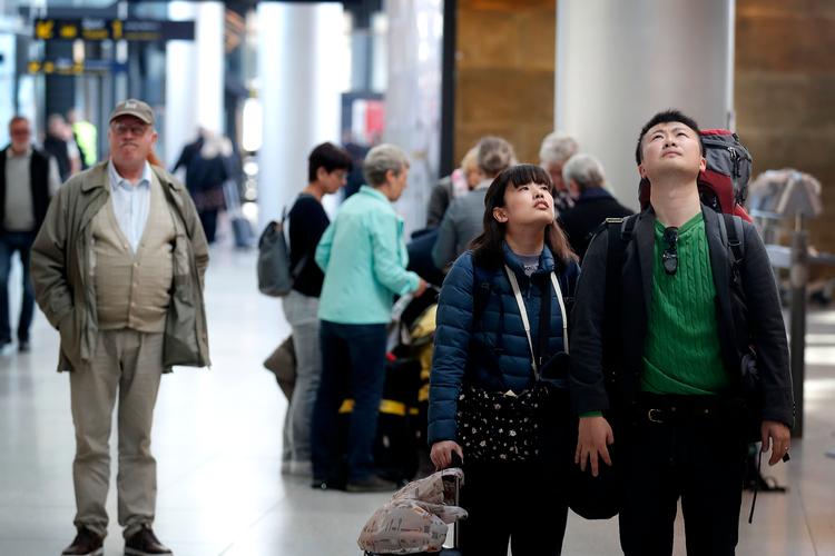 En pilotstrejke hos SAS i foråret 2019 ramte cirka 370.000 passagerer. Her tjekker rejsende afgangene i  Københavns lufthavn.   Foto: Jens Dresling/POLFOTO