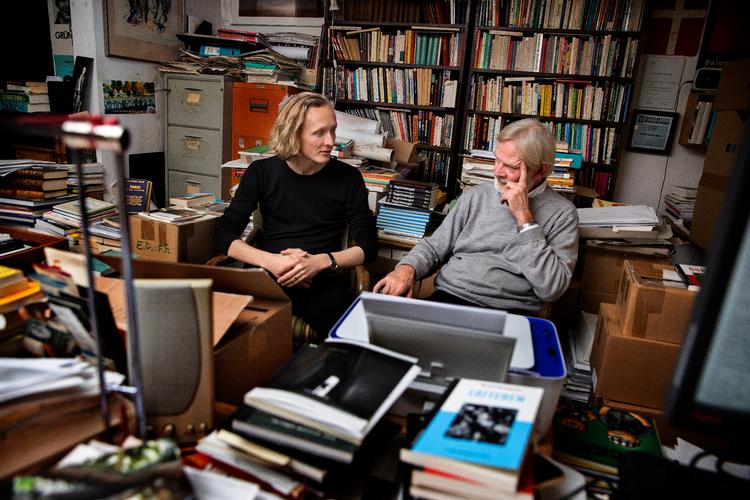 Andreas Vermehren Holm fra forlaget Virkelig er på besøg på forlaget Politisk Revy hos forlægger kollegaen 
Johannes Sohlman (th.). Selv om der er åbenlyse forskelle mellem de to forlæggere, står de over for mange af de 
samme udfordringer. 

 Foto: Finn Frandsen/POLFOTO