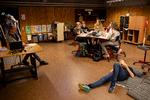 En håndfuld af eleverne i 8.A på Lindebjergskolen i Roskilde. Onsdag havde de fagdag i tysk, hvor de så film, som de efterfølgende diskuterede med deres lærer.  Foto: Foto: Tom Henning Bratlie