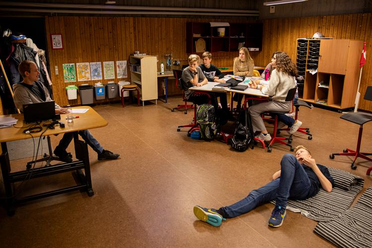 En håndfuld af eleverne i 8.A på Lindebjergskolen i Roskilde. Onsdag havde de fagdag i tysk, hvor de så film, som de efterfølgende diskuterede med deres lærer.  Foto: Foto: Tom Henning Bratlie