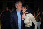 Jeffrey Epstein og hans kæreste /nære ven Ghislaine Maxwell på et billede fra 2005. Hun hjalp angiveligt Epstein med handlen af kvinder.  Foto: Joe Schildhorn/patrick Mcmullan/getty Images/Patrick McMullan via Getty Images