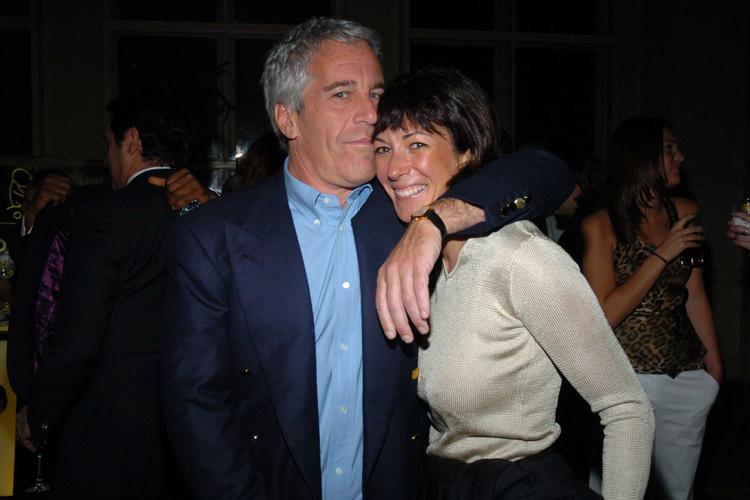 Jeffrey Epstein og hans kæreste /nære ven Ghislaine Maxwell på et billede fra 2005. Hun hjalp angiveligt Epstein med handlen af kvinder.  Foto: Joe Schildhorn/patrick Mcmullan/getty Images/Patrick McMullan via Getty Images