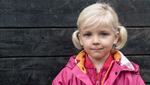 Lykke er et af de stille børn i daginstitutionen Unoden i Viborg. For hende er hverdagen præget af, at det er svært at trænge igennem til de voksne, der har travlt med andre børn. Foto: Carsten Overbye