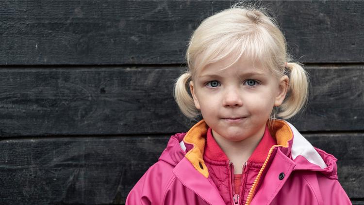 Lykke er et af de stille børn i daginstitutionen Unoden i Viborg. For hende er hverdagen præget af, at det er svært at trænge igennem til de voksne, der har travlt med andre børn. Foto: Carsten Overbye