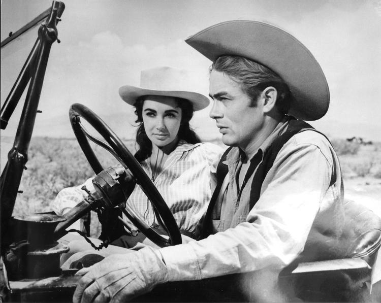 James Dean og Elizabeth Taylor ses her i en scene fra 'Giganten' fra 1956.    Foto: Ho/Ritzau Scanpix