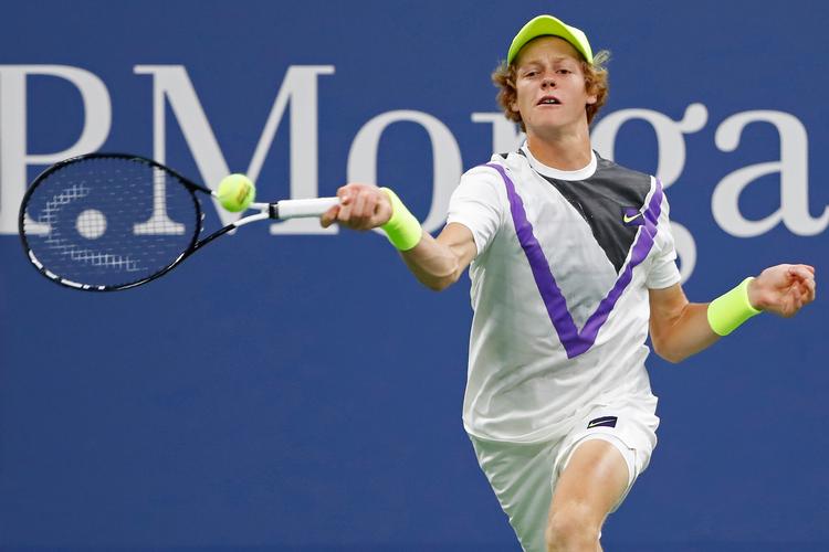 Selv om 18-årige Jannik Sinner blot har fået et wildcard til Next Gen-finalestævnet i Milano, er han på imponerende vis fremme i semifinalen.   Foto: Geoff Burke/Ritzau Scanpix