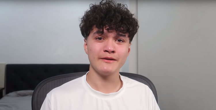 Jarvis bryder grædende sammen på YouTube, da han fortæller, at han ikke længere kan fortsætte som professionel 'Fortnite'-spiller. 