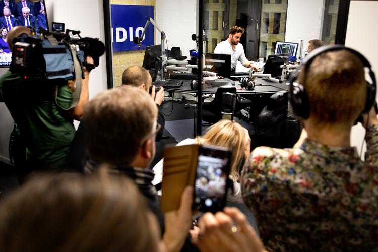 Vært Dan Grønbech havde mediernes bevågenhed, da han som den første sendte på Radio4. Den nye fm-kanal åbnede natten til fredag i sidste uge. Foto: Finn Frandsen