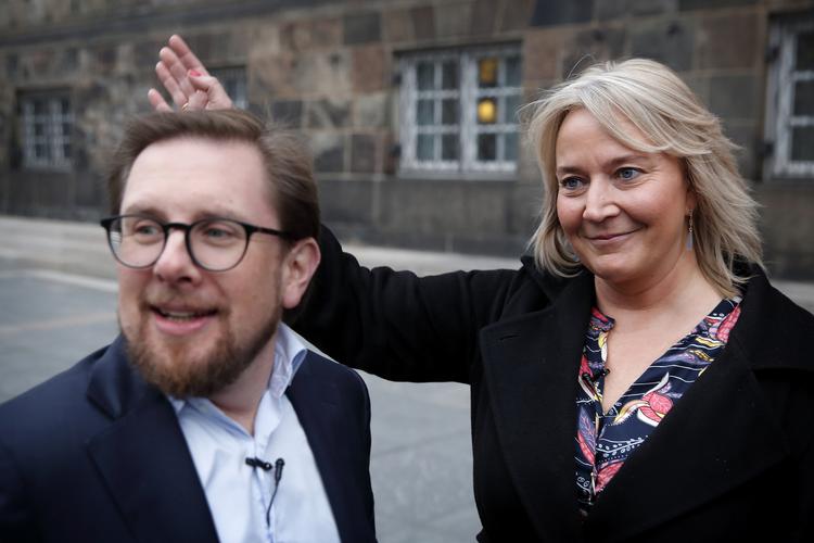 
    Simon Emil Ammitzbøll-Bille og Christina Egelund på vej ind på Christiansborg. De har stiftet det nye liberale parti Fremad. Foto: Jens Dresling/POLFOTO