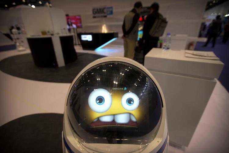 En kinesisk robot på udstilling, hvor den venter på, at nogen  beder den om at gøre noget. Netop elektronik er af stridspunkterne mellem Kina og USA. 
   Foto: Mark Schiefelbein/Ritzau Scanpix