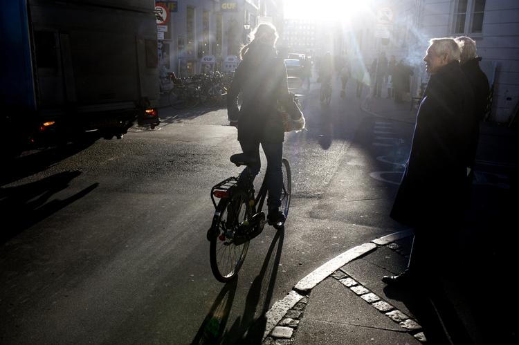 Skal du ud og cykle i weekenden, er det en god ide at huske vanter og hue. Det bliver koldt - men også solrigt.  Foto: Torben Stroyer/POLFOTO