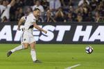 Den svenske angriber har tilbragt de seneste 18 måneder i MLS, men hans kontrakt med LA Galaxy udløber ved årsskiftet. 
Holdet tabte i semifinalen i Western Conference i slutningen af oktober, der dermed blev hans indtil videre sidste kamp for klubben.
 Foto: Kelvin Kuo/Ritzau Scanpix