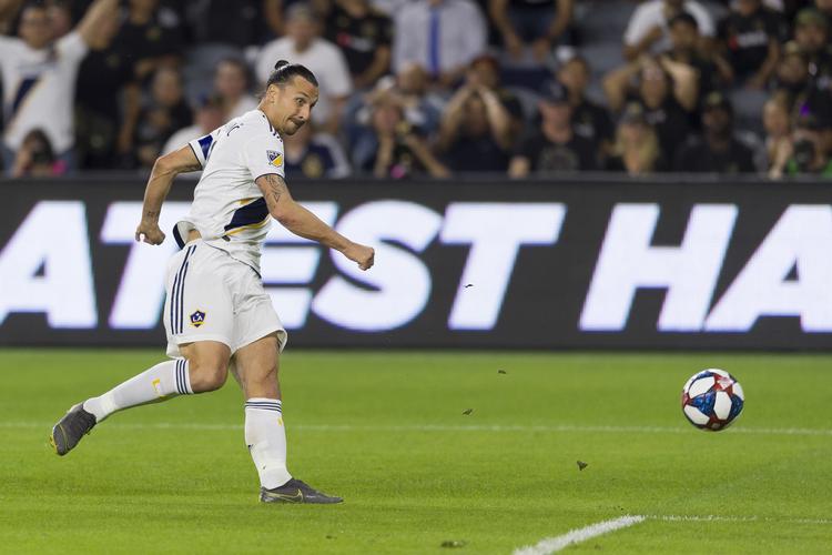 Den svenske angriber har tilbragt de seneste 18 måneder i MLS, men hans kontrakt med LA Galaxy udløber ved årsskiftet. 
Holdet tabte i semifinalen i Western Conference i slutningen af oktober, der dermed blev hans indtil videre sidste kamp for klubben.
 Foto: Kelvin Kuo/Ritzau Scanpix