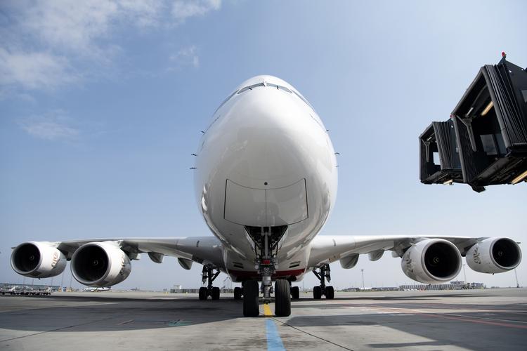 Emirates' A380'er gøres klar til en ny flyvning. Regeringens vagthund for klimaet vil indføre passagerafgifter for at begrænse flytrafikken. Foto: Peter Hove Olesen/POLFOTO