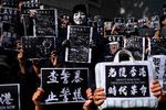 Studiekammerater fra Hongkongs tekniske universitet, HKUST, marcherer og sørger over 22-årige Chow Tsz-loks død.   Foto: Philip Fong/Ritzau Scanpix
