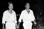 Marianne Ihlen og Leonard Cohen lærte hinanden at kende på den græske ø Hydra. Still fra filmen Camera Film