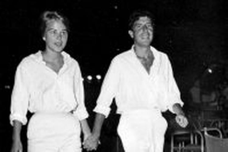Marianne Ihlen og Leonard Cohen lærte hinanden at kende på den græske ø Hydra. Still fra filmen Camera Film