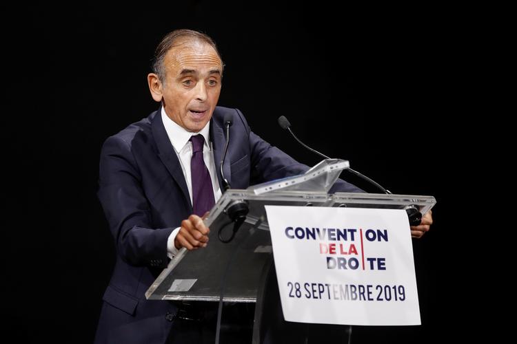 Den franske forfatter og journalist Éric Zemmour lægger ikke skjul på sine indvandrerfjendske og antimuslimske holdninger, når han optræder på tv-kanalen CNews, ligesom også homoseksuelle får nogle drøje hug af ham.     
   Foto: Benoit Tessier/Ritzau Scanpix