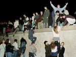 På billedet ses tyske borgere fejre Berlinmurens fald d. 9 november 1989. Om denne begivenhed skriver Noa Redington: Jeg husker tydeligt de dage og den pirrende, næsten euforiserende, vished om, at den realiserede socialisme i Østeuropa lå i ruiner.
   Arkivfoto: Stringer