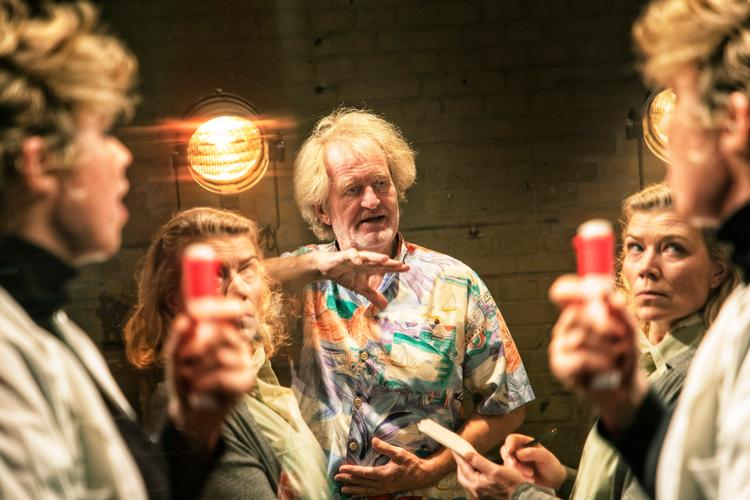 Claus Flygare har skrevet 'Jan Sonnergaard er ikke død' og spiller selv den lidt fallerede teaterinstruktør Leif. Foto: Per Morten Abrahamsen