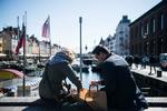 Københavnere, her to i Nyhavn, kan bryste sig at være på en tredjeplads på en liste over engelskkundskaber for byer uden for lande, hvor engelsk er et hovedsprog.  
   Foto: Stine Tidsvilde/POLFOTO
