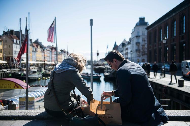 Københavnere, her to i Nyhavn, kan bryste sig at være på en tredjeplads på en liste over engelskkundskaber for byer uden for lande, hvor engelsk er et hovedsprog.  
   Foto: Stine Tidsvilde/POLFOTO