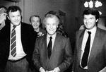 Foto af toppen af Det Konservative Folkeparti fra oktober 1989, kort før murens fald. I midten daværende statsminister Poul Schlüter, flankeret af Hans Engell og Kent Kirk. Arkivfoto: Mik Eskestad.
   Foto: Mik Eskestad/POLFOTO