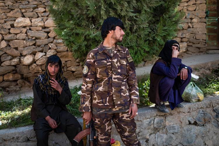 19-årige Nizamuddin (tv.), der blot bruger det ene navn, siger, at han ivrigt sluttede sig til Taleban tidligere i år, fordi han var fascineret af det, han kalder »deres ideologi«. Foto: Jim Huylebroek/Ritzau Scanpix