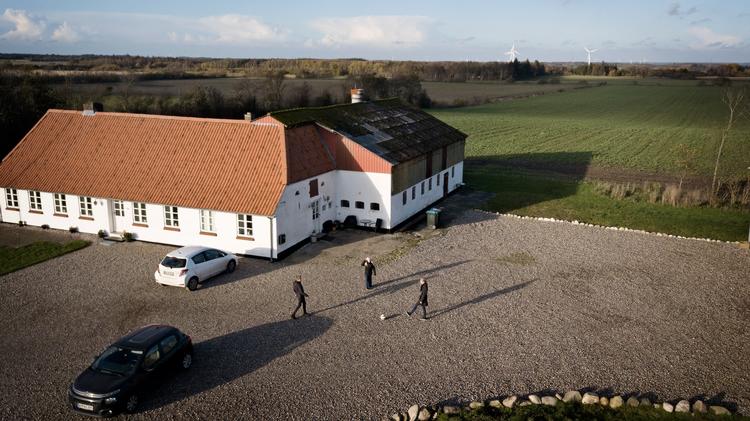 Christina Hattens foran sit hus med sine børn Noah og Naja med udsigt ud over markerne. Foran vindmøllerne kommer højspændingsledningerne til at løbe og de 35 meter høje master til at stå. Foto: Jens Dresling/POLFOTO