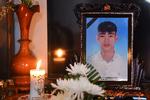 Et portræt af den 20-årige Nguyen Dinh Luong, der er blandt de 39 ofre, ved et bede alter i hans hjem i provinsen Ha Tinh i Vietmam.  Foto: Nhac Nguyen/Ritzau Scanpix