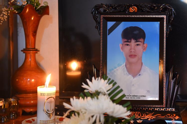 Et portræt af den 20-årige Nguyen Dinh Luong, der er blandt de 39 ofre, ved et bede alter i hans hjem i provinsen Ha Tinh i Vietmam.  Foto: Nhac Nguyen/Ritzau Scanpix