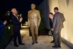 Fra terrassen på den amerikanske ambassade kan man se lige over på Brandenburger Tor og Pariser Platz, hvor USA’s præsident Ronald Reagan i 1987 sagde de historiske ord »Mr. Gorbatjov, tear down this wall« - riv muren ned.  I går kunne en feststemt udenrigsminister, Mike Pompeo, præsentere denne bronzestatue af Reagan på terrassen.

   Foto: Gregor Fischer/Ritzau Scanpix