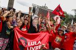 Tilhængere af Lula har demonstreret foran retsbygningen i byen Curitiba. Foto: Rodolfo Buhrer/Ritzau Scanpix